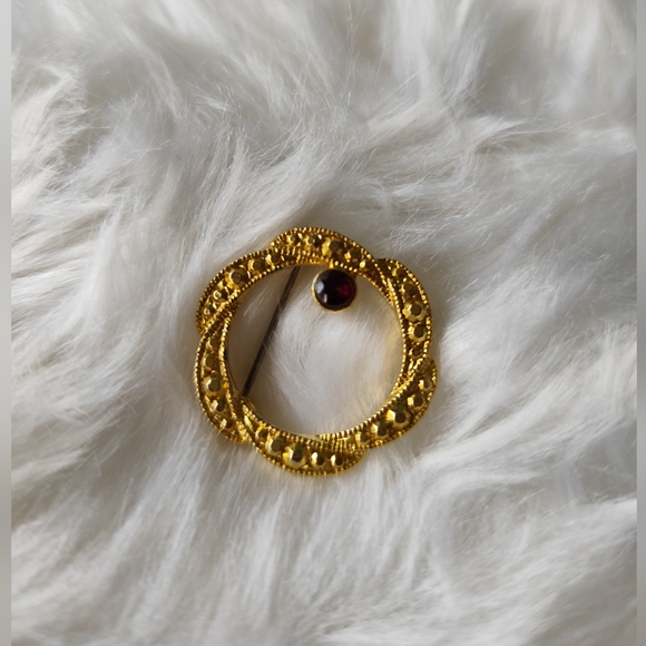 Vintage Gold Tone Wreath Halo w Faux Garnet Brooch - Picture 1 of 5